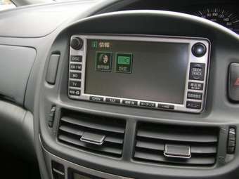 2004 Toyota Estima Pics