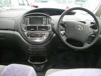 2004 Toyota Estima Pictures