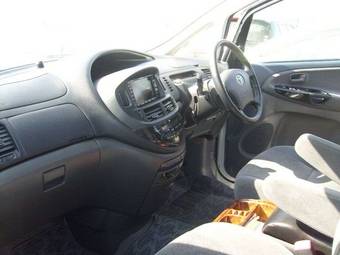 2004 Toyota Estima Photos