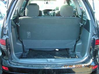 2004 Toyota Estima Pictures