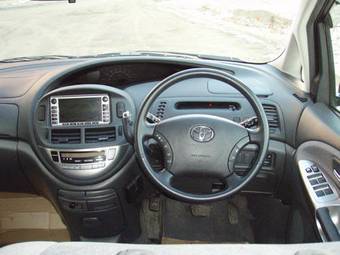 2004 Toyota Estima Photos