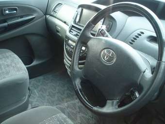 2005 Toyota Estima Pictures