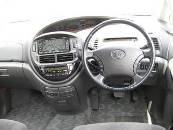 2005 Toyota Estima Photos