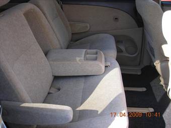 2005 Toyota Estima Images