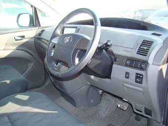 2010 Toyota Estima Images