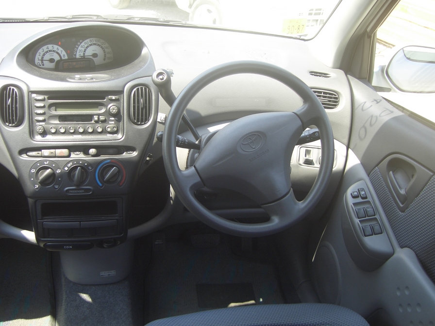 2000 Toyota Funcargo Photos