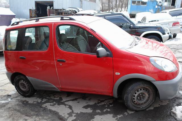 2000 Toyota Funcargo Photos