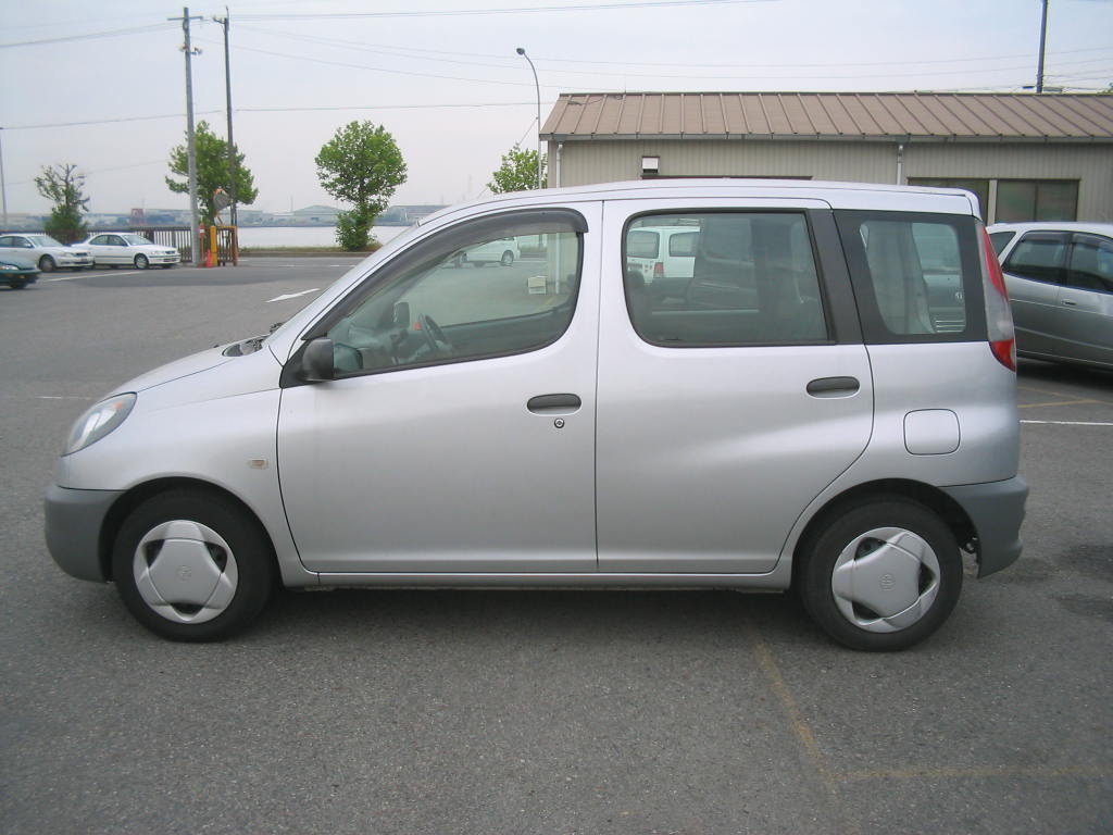 2002 Toyota Funcargo Photos