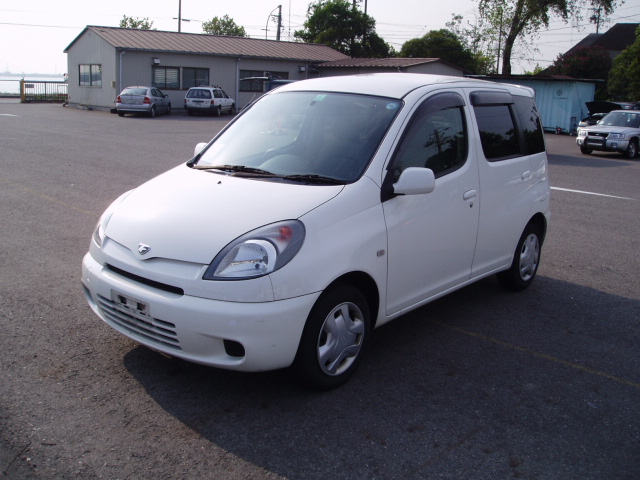 2002 Toyota Funcargo Pictures