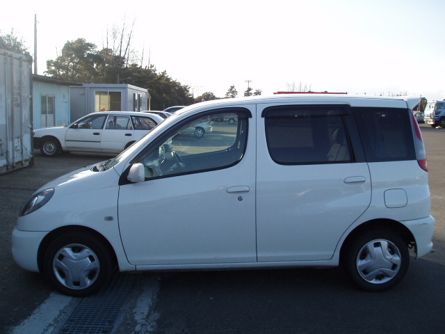 2002 Toyota Funcargo Pictures
