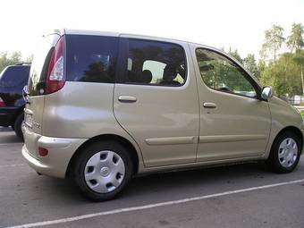 2002 Toyota Funcargo Images