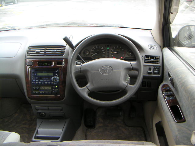 1999 Toyota Gaia Pictures