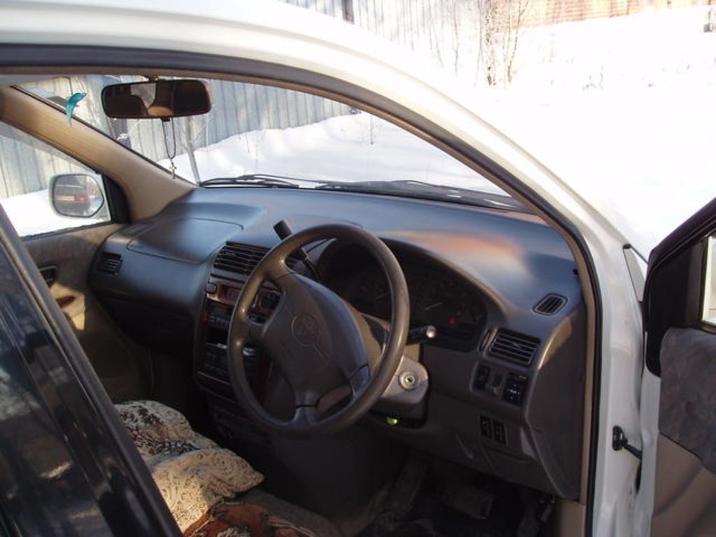 2000 Toyota Gaia