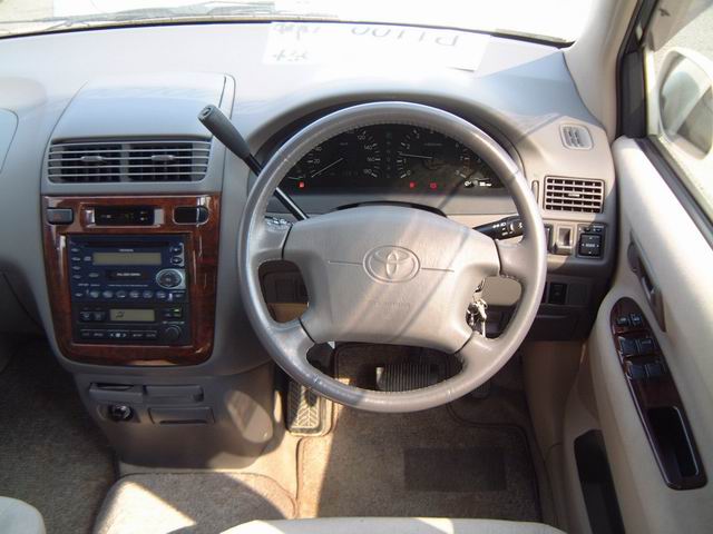 2000 Toyota Gaia Pictures