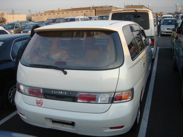 2000 Toyota Gaia Pictures