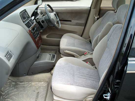 2000 Toyota Gaia Pictures