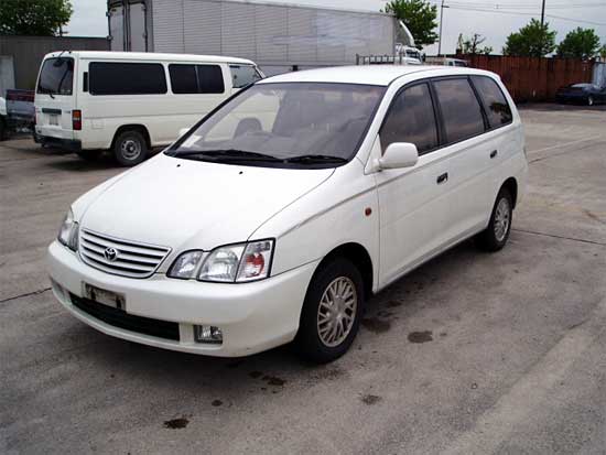 2000 Toyota Gaia Photos