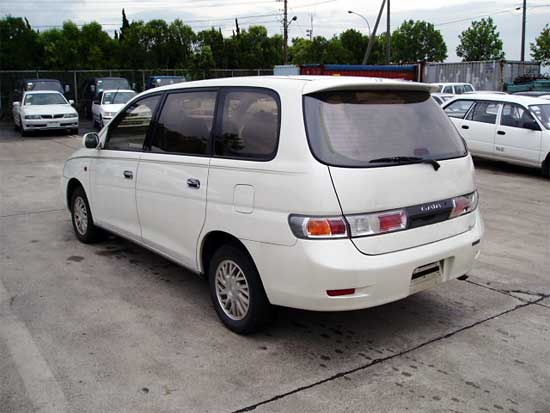 2000 Toyota Gaia Pictures