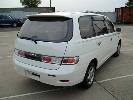2000 Toyota Gaia Images
