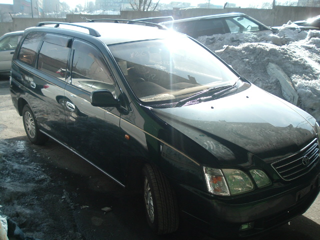 2000 Toyota Gaia Pics