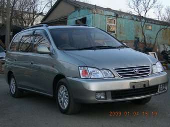 2000 Toyota Gaia Images