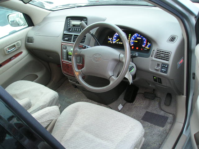 2001 Toyota Gaia Photos