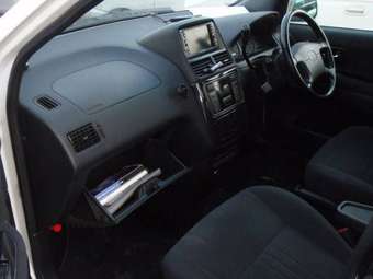 2001 Toyota Gaia Photos