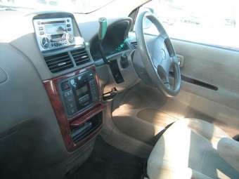 2001 Toyota Gaia Photos