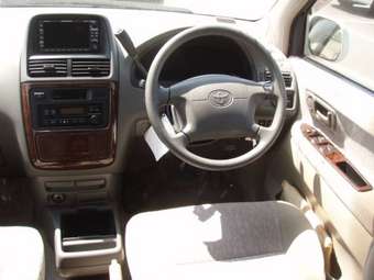 2001 Toyota Gaia Photos