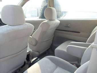 2001 Toyota Gaia Photos