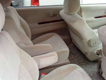 2001 Toyota Gaia Pictures