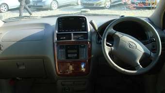 2002 Toyota Gaia Pictures