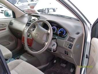 2002 Toyota Gaia Pictures