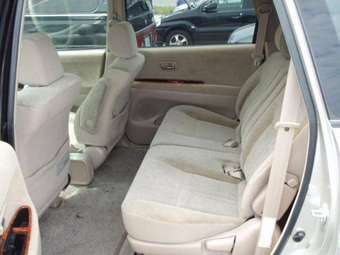 2002 Toyota Gaia Pictures