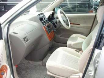 2002 Toyota Gaia Photos