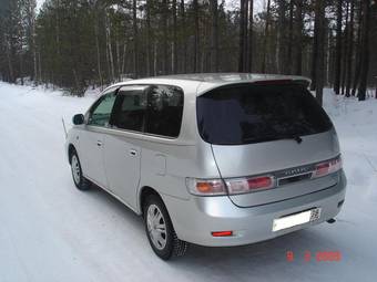 2002 Toyota Gaia Pictures