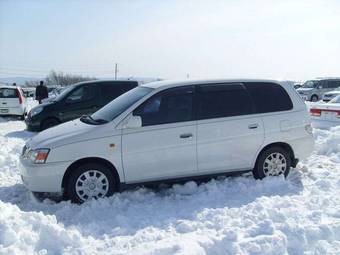 2002 Toyota Gaia Pictures