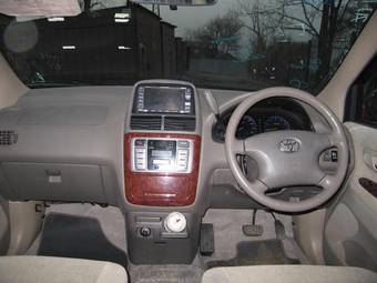 2002 Toyota Gaia Images