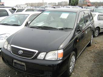 2002 Toyota Gaia Images