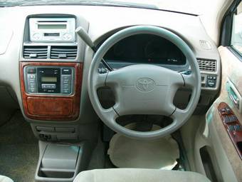 2002 Toyota Gaia Pictures