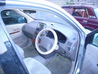 2002 Toyota Gaia Pictures