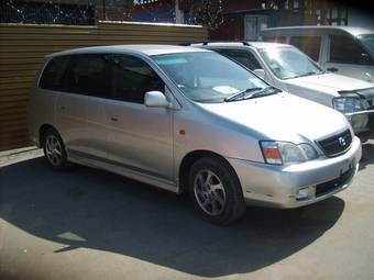 2002 Toyota Gaia Photos