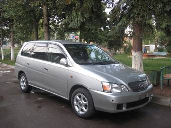 2002 Toyota Gaia Pictures