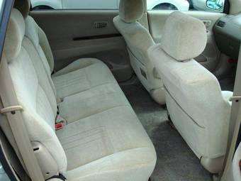 2002 Toyota Gaia Pictures