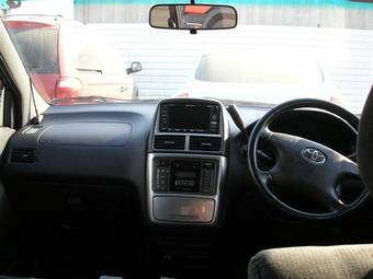 2002 Toyota Gaia Pictures