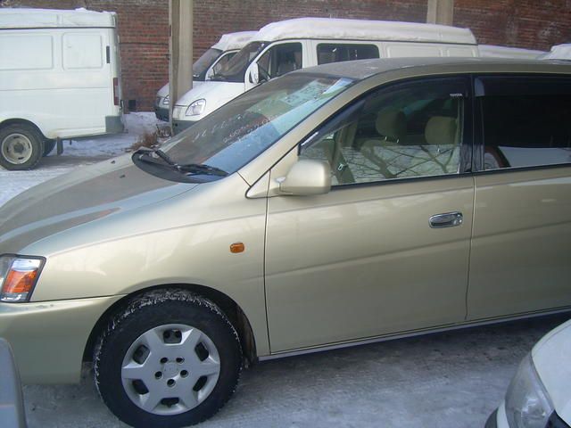 2003 Toyota Gaia