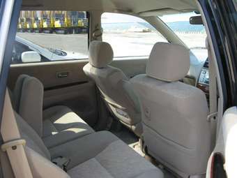 2003 Toyota Gaia Pictures