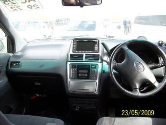 2003 Toyota Gaia Pictures