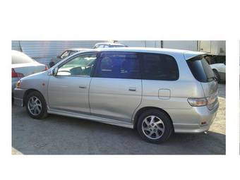 2003 Toyota Gaia Pictures