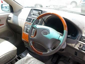 2003 Toyota Gaia Pictures